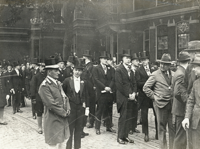 99873 Afbeelding van de intocht van de reünisten, op het Stationsplein te Utrecht, bij de viering van het 58ste lustrum ...